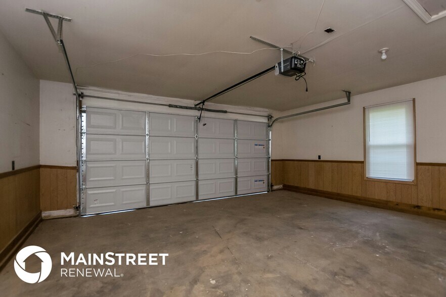 Building Photo - 8693 Collins Dr