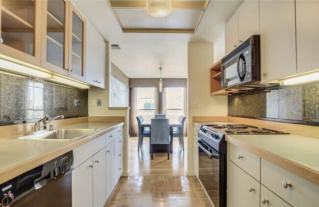 Building Photo - Spacious condo at the iconic Watermark Towers