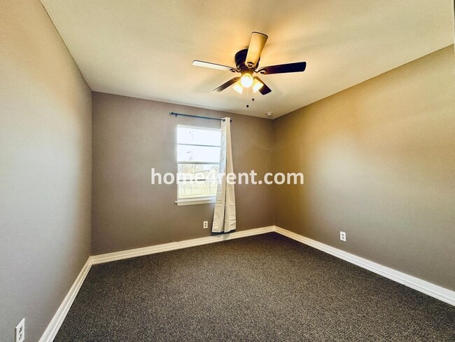 Building Photo - Two Bedroom Ranch Style Duplex Home in Grandview - Featuring Plenty of Natural Light, Fenced Yard...