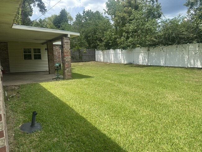 Building Photo - 140 Whispering Pines Loop