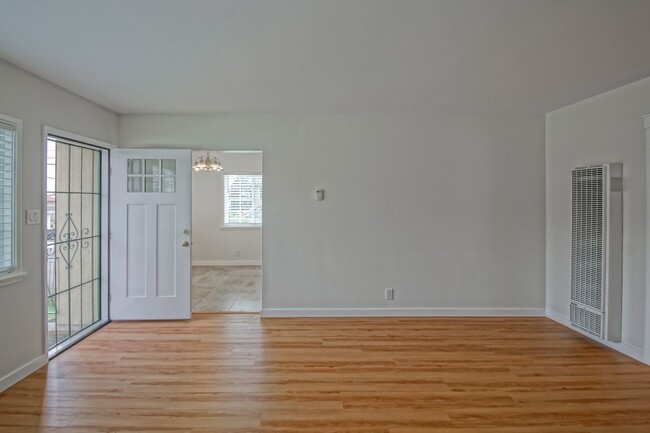 Building Photo - Completely Remodeled, Bright & Airy, 2BR1....