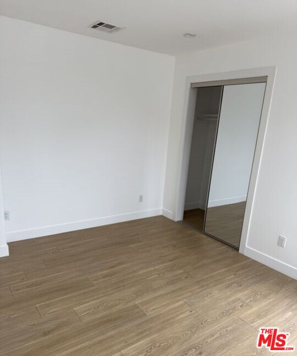 Building Photo - 227 S Park View St