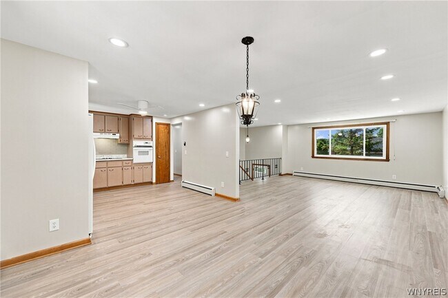 Building Photo - 35 Tomcyn Dr