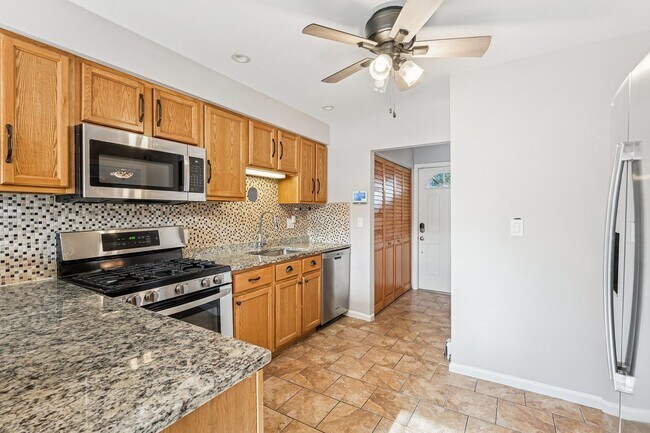 Building Photo - 145 Pleasant Valley Way