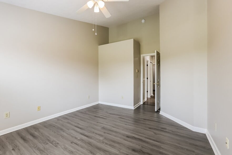 Building Photo - 5384 Lakeside Manor Dr