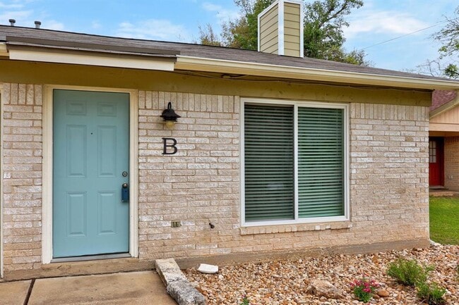 Building Photo - 6204 Linda Ln