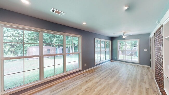 Building Photo - Lovely 3/2 in the Heart of Millbrook