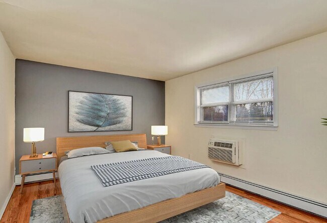 Building Photo - Renovated Apartment Available