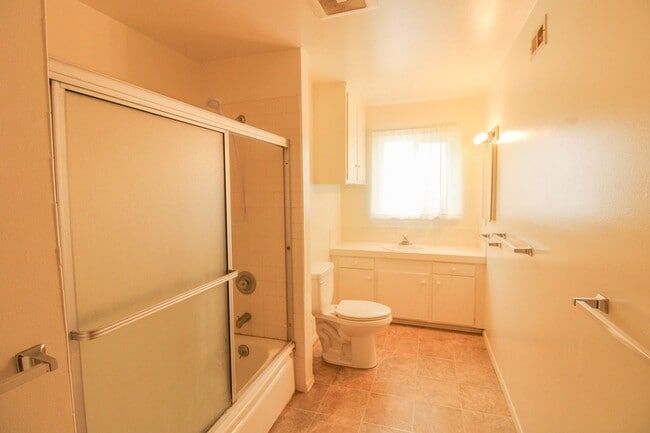Building Photo - 4-Bedroom House with Fenced Backyard **Fresh Paint and New Flooring