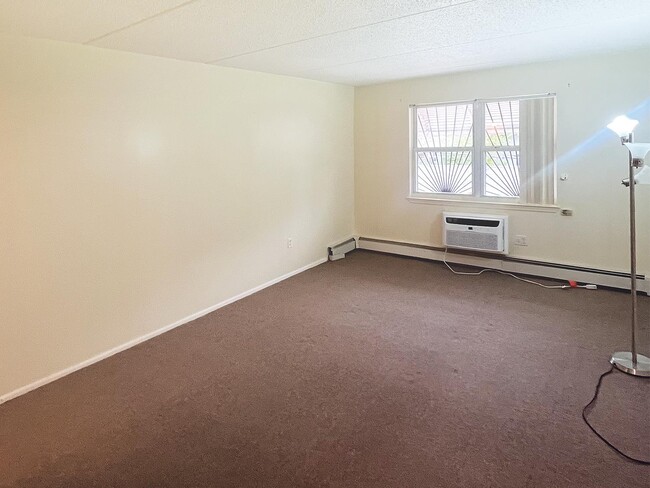 Building Photo - 57 Menahan St