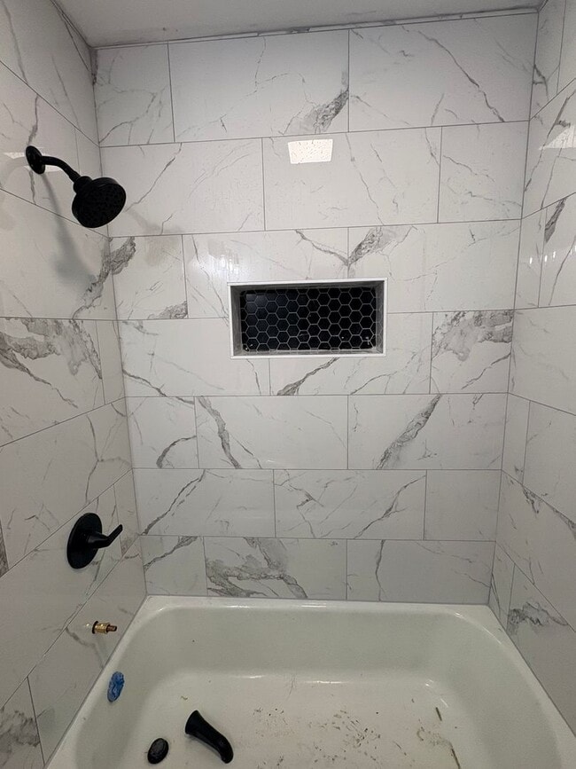 Building Photo - 3 bedroom/ 2 bathroom Newly renovated sing...