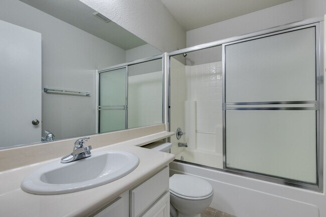 Building Photo - 3 bedroom + Den! Ready for immediate move ...