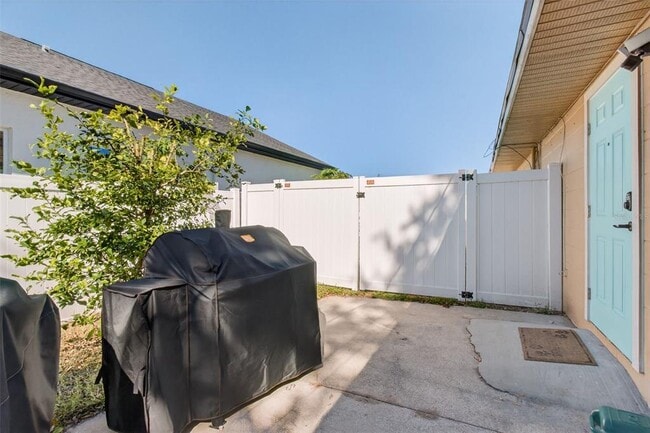 Building Photo - 2174 19th Ave SW