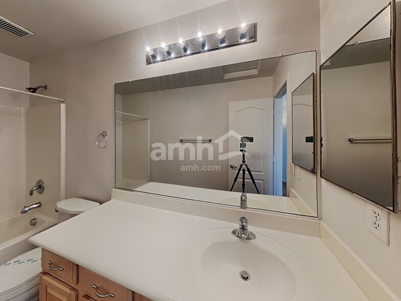 Building Photo - 17403 W Langer Ln