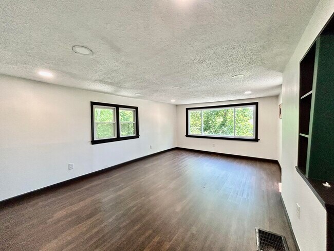 Building Photo - 8 Florissant Ave