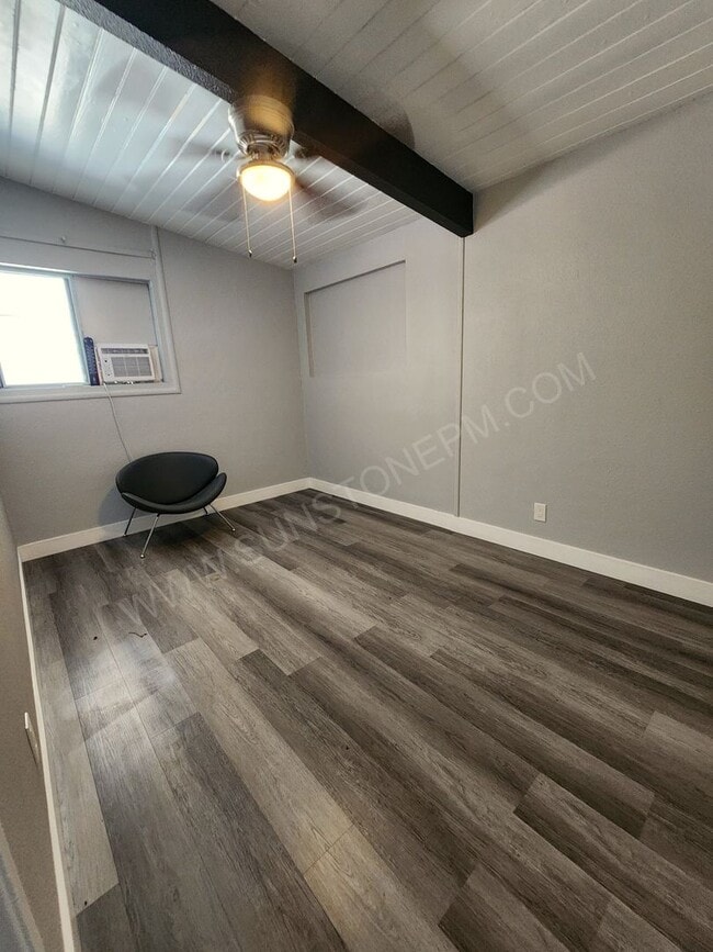 Building Photo - 2 Bedroom, 1 bathroom