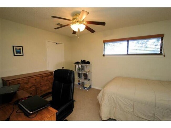 Building Photo - 8113 Baywood Dr