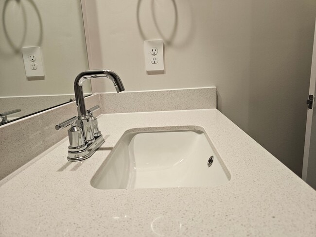 Building Photo - Like-New townhome in Concord