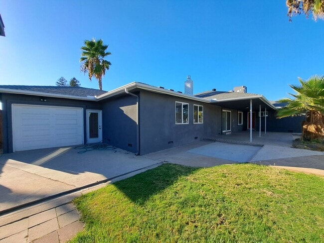 Building Photo - Beautiful 6-Bedroom Home with Pool & Outdo...