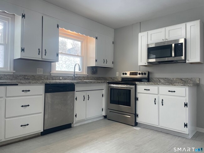 Building Photo - 7 Meadow Dr