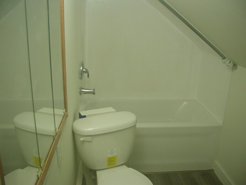 Building Photo - 241 E Ronning Ave