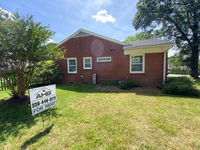 Building Photo - Amazing Brick 3 bedroom 2 bathroom rental ...