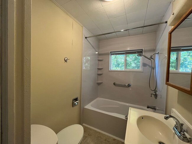 Building Photo - 2 Bed 2 Bath House with Breathtaking View ...