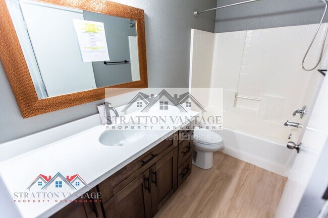 Building Photo - 1131 E Ferrara St