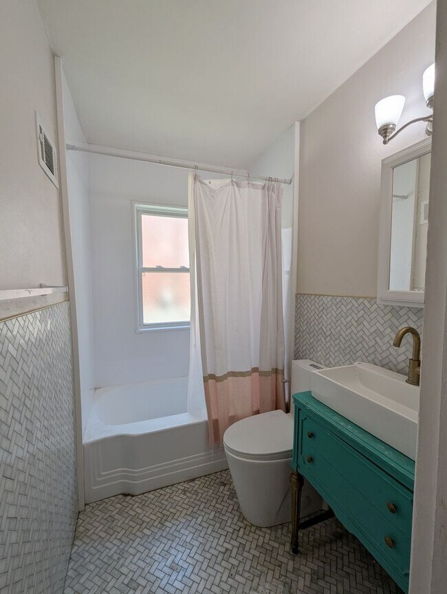Building Photo - 8638 Henrietta Ave