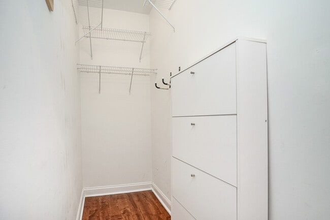 Building Photo - 6 Strawberry St