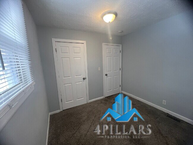 Building Photo - 1311 E Columbus Dr