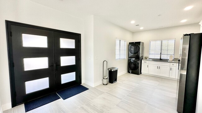 Building Photo - Beautifully Remodeled Top to Bottom, Detac...