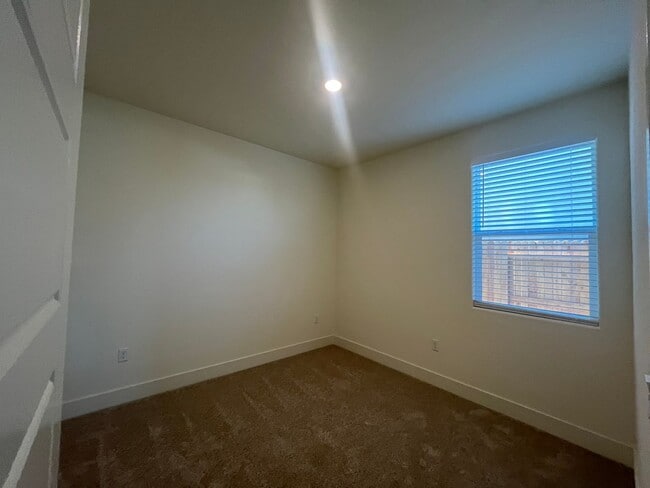 Building Photo - 2312 N Kayenta St