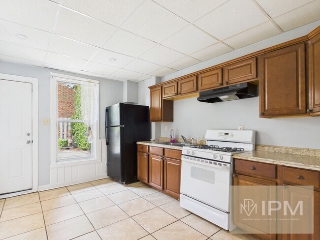 Building Photo - Available Now! Spacious 5 Bedroom, 1 Bath ...