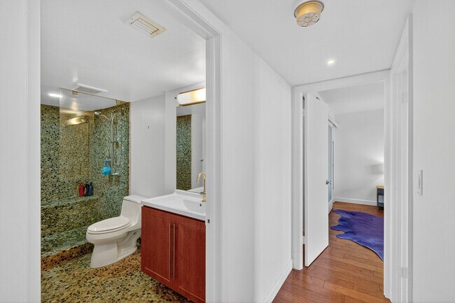 Building Photo - 2555 Collins Ave