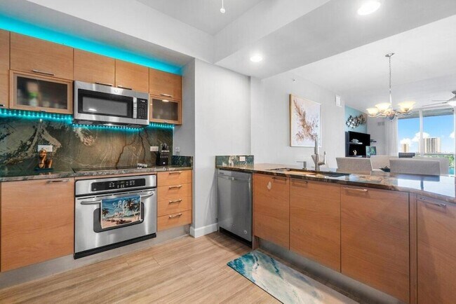 Building Photo - 2640 Lake Shore Dr