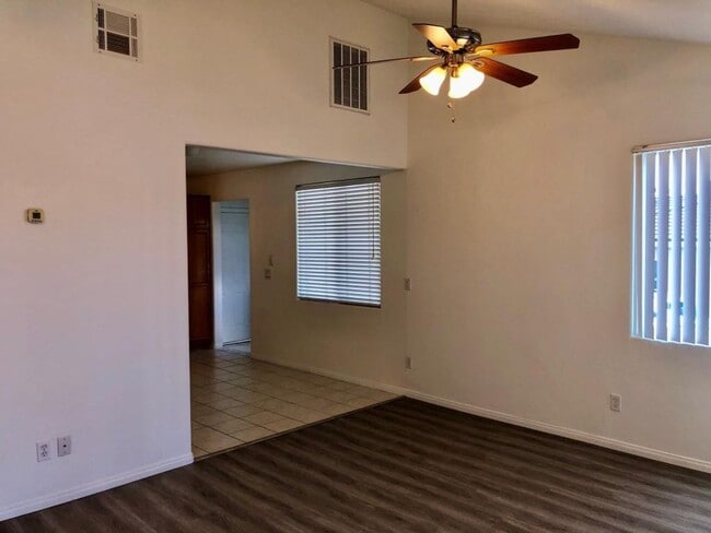 Building Photo - 2721-27 Nye St