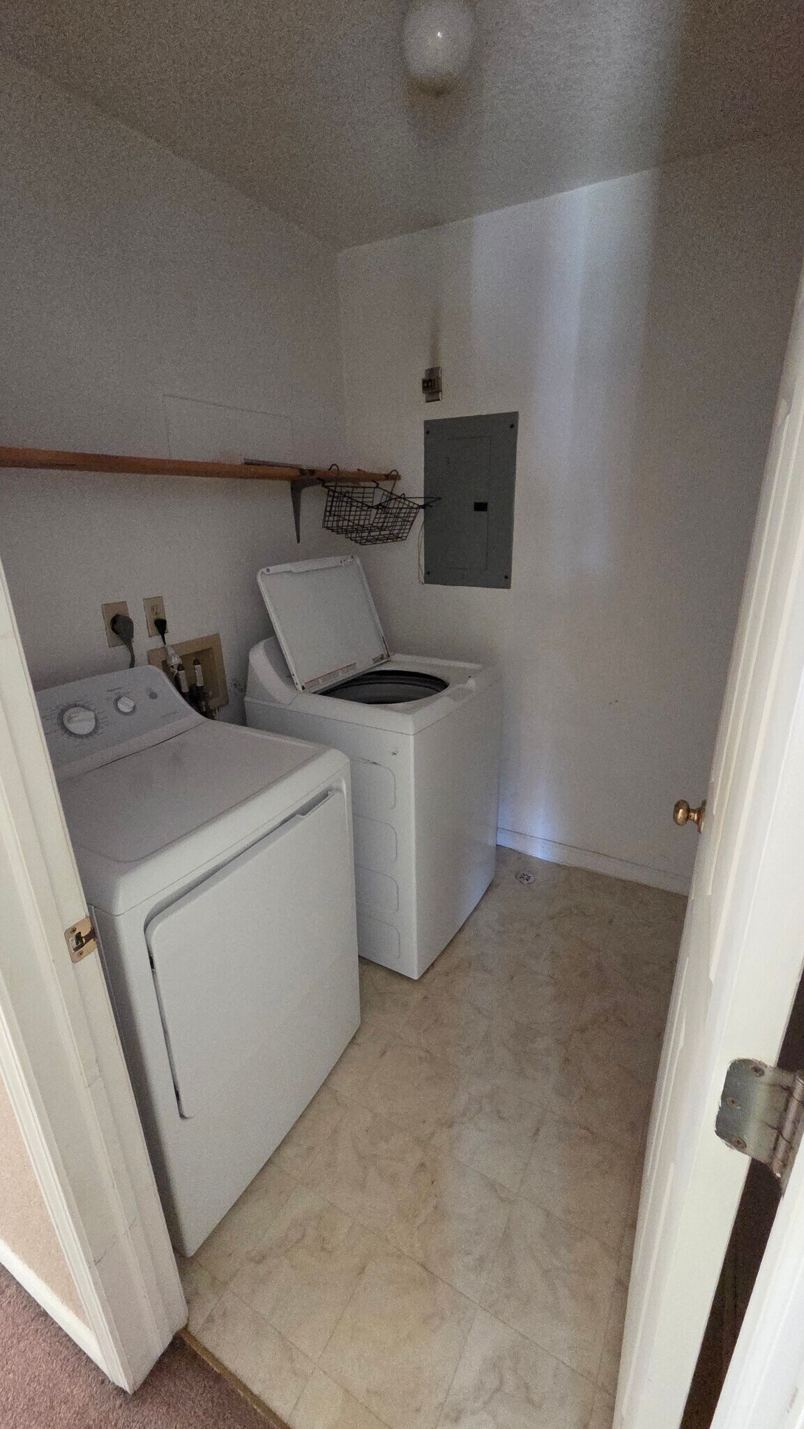 Building Photo - 433 Clinton Ct