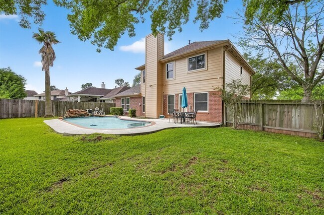 Building Photo - 2018 Village Ct Ln