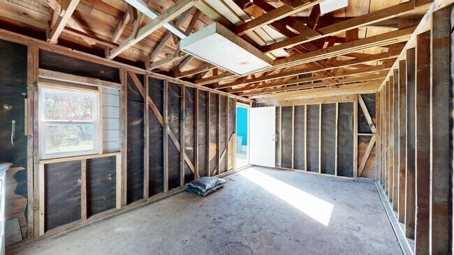 Building Photo - HUGE PRICE IMPROVEMENT $995!!!!