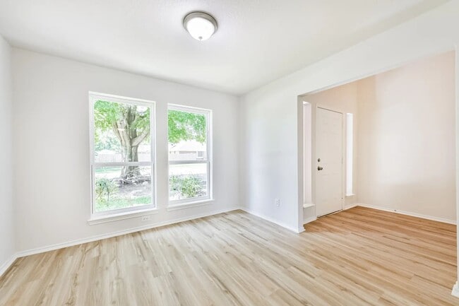 Building Photo - 106 Mango St