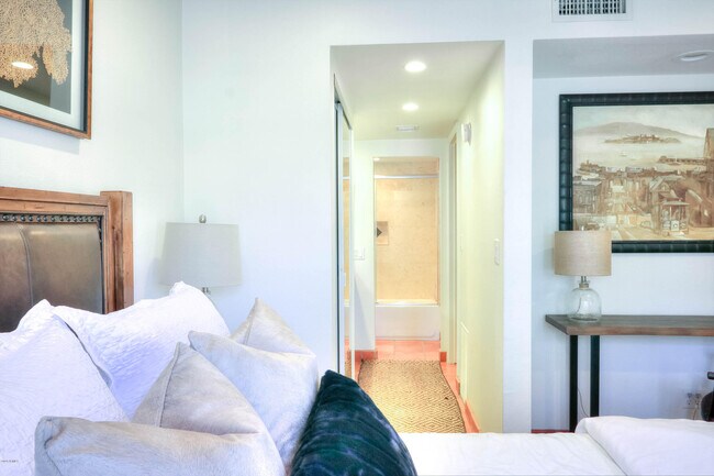 Building Photo - 7557 N Dreamy Draw Dr