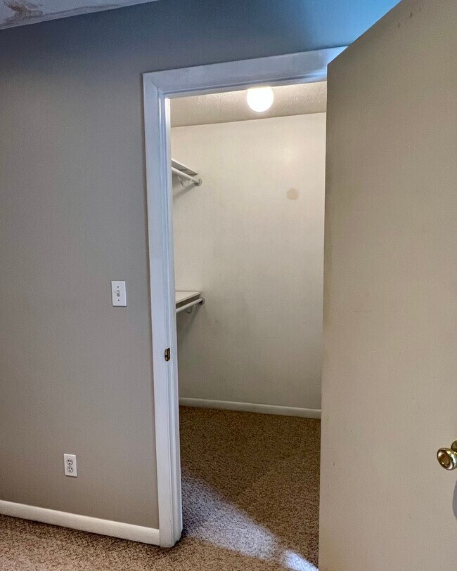 Building Photo - 8859 Eagleview Dr