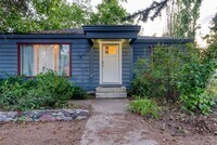 Building Photo - Fully Furnished 3BD + Den/2BA, Convenientl...