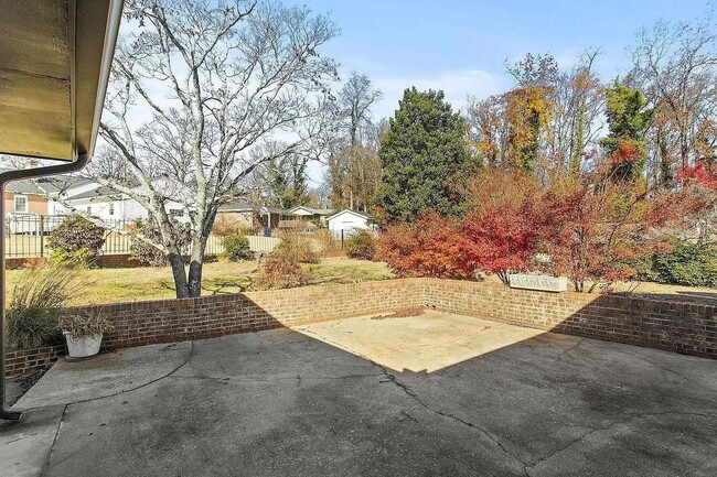 Building Photo - 305 Hillside Dr