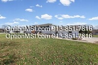 Building Photo - Country Charm Just Minutes From Lawrence!