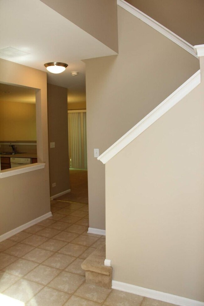 Building Photo - Beautiful Townhome for rent in Lakemoor!