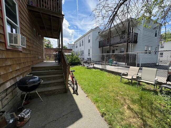 Building Photo - 55 Elm St