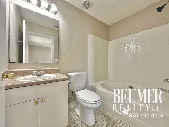 Building Photo - Charming 3br 2 bath Located 4 miles from NAS Back Gate