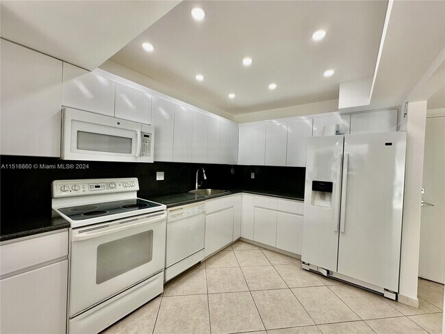 Building Photo - 2301 S Ocean Dr